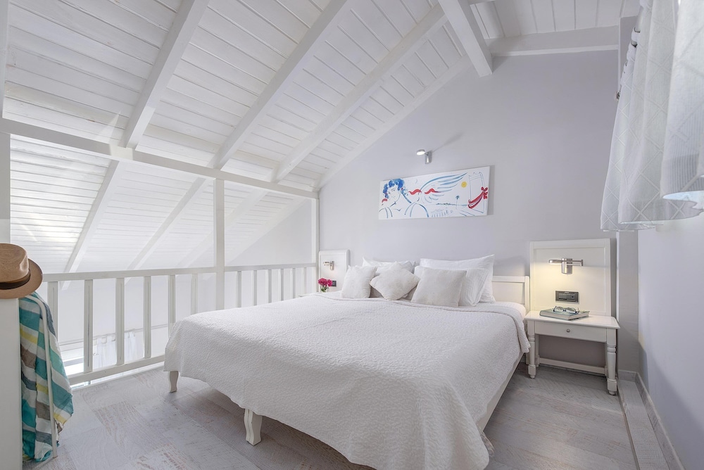 Maisonette, Queen Bed, Lateral Side Sea View, Sofa