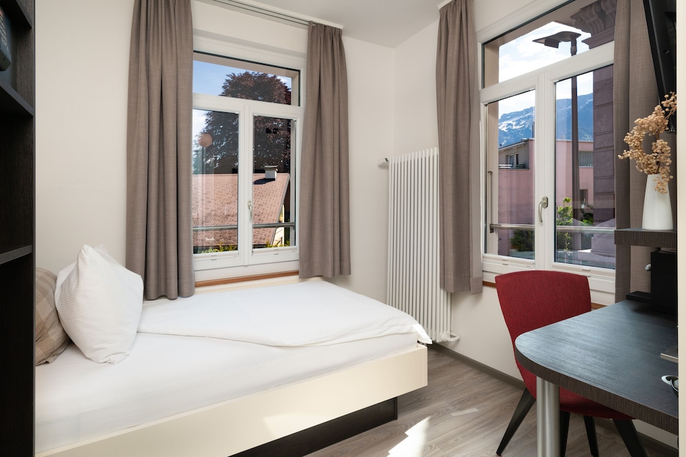 ROOM, SINGLE