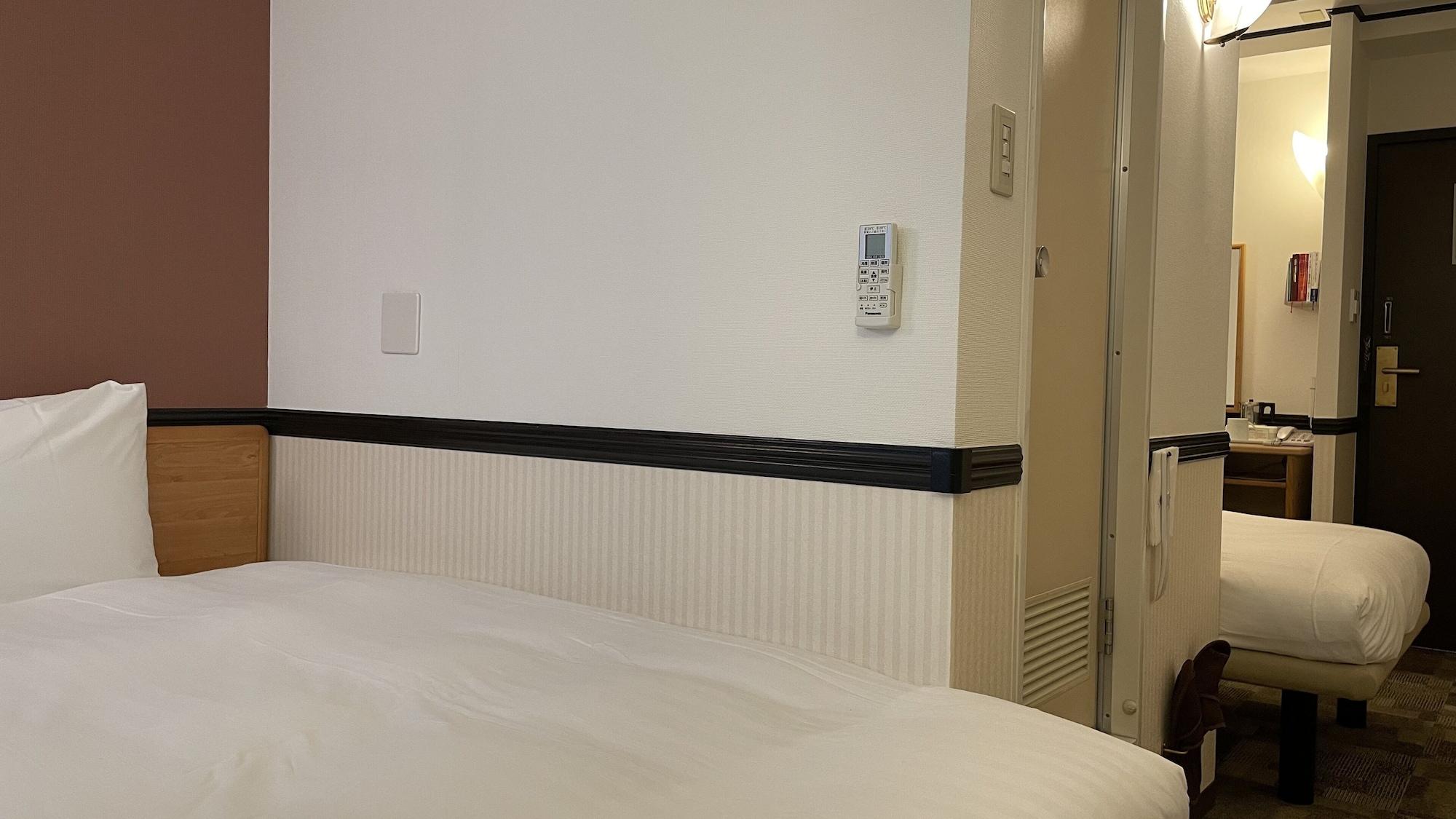 ROOM, TWIN BEDS