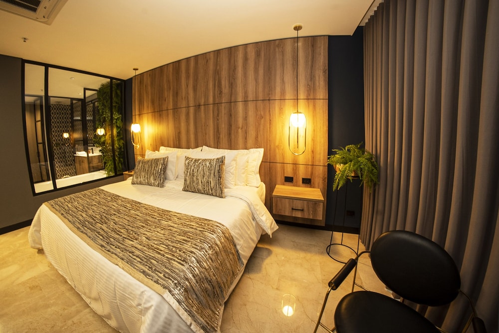 DELUXE, SUITE, HOT TUB