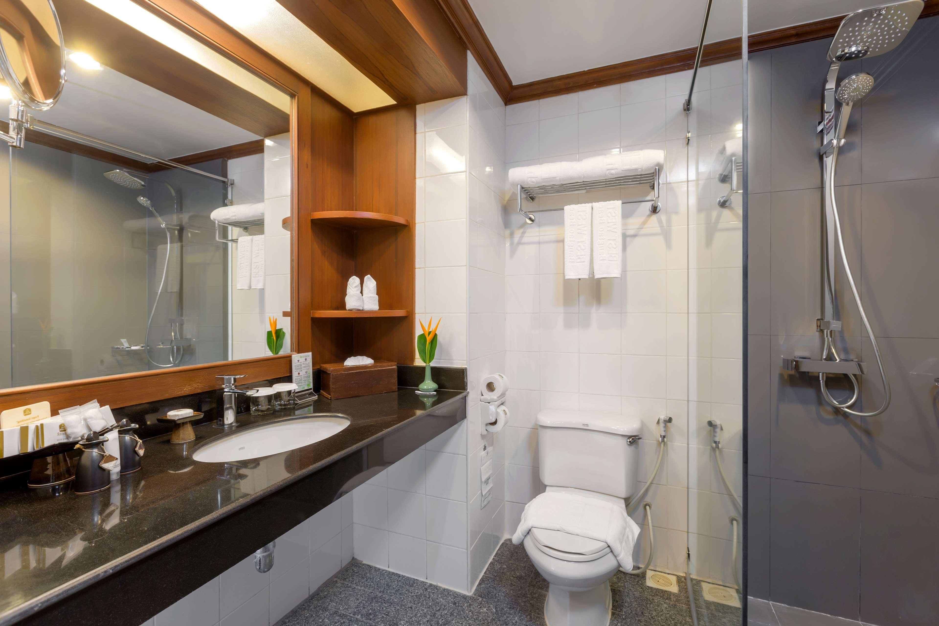 Deluxe, Twin Beds, Lateral Side Sea View, Pool View، Best Western Premier Bangtao Beach Resort & Spa 2/2