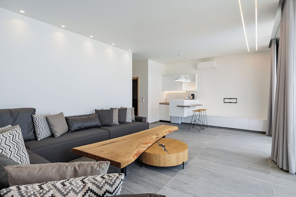 Middle Beach Hotel 35/49