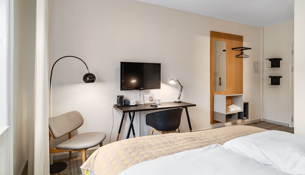 Ibsens Hotel 16/51