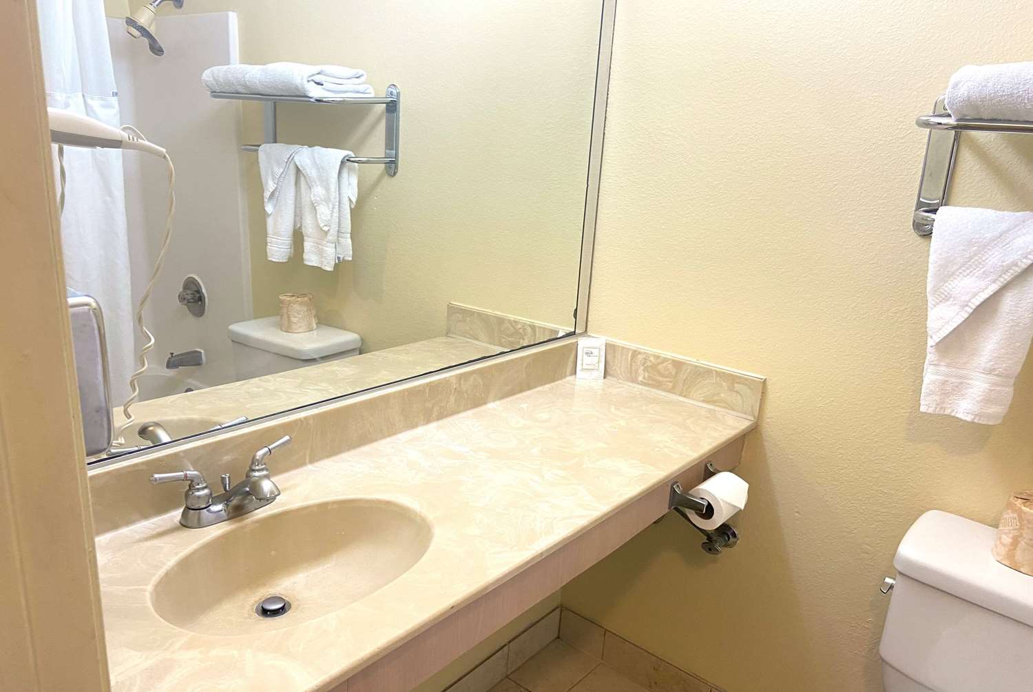 Ramada by Wyndham Los Angeles/Koreatown West 32/33