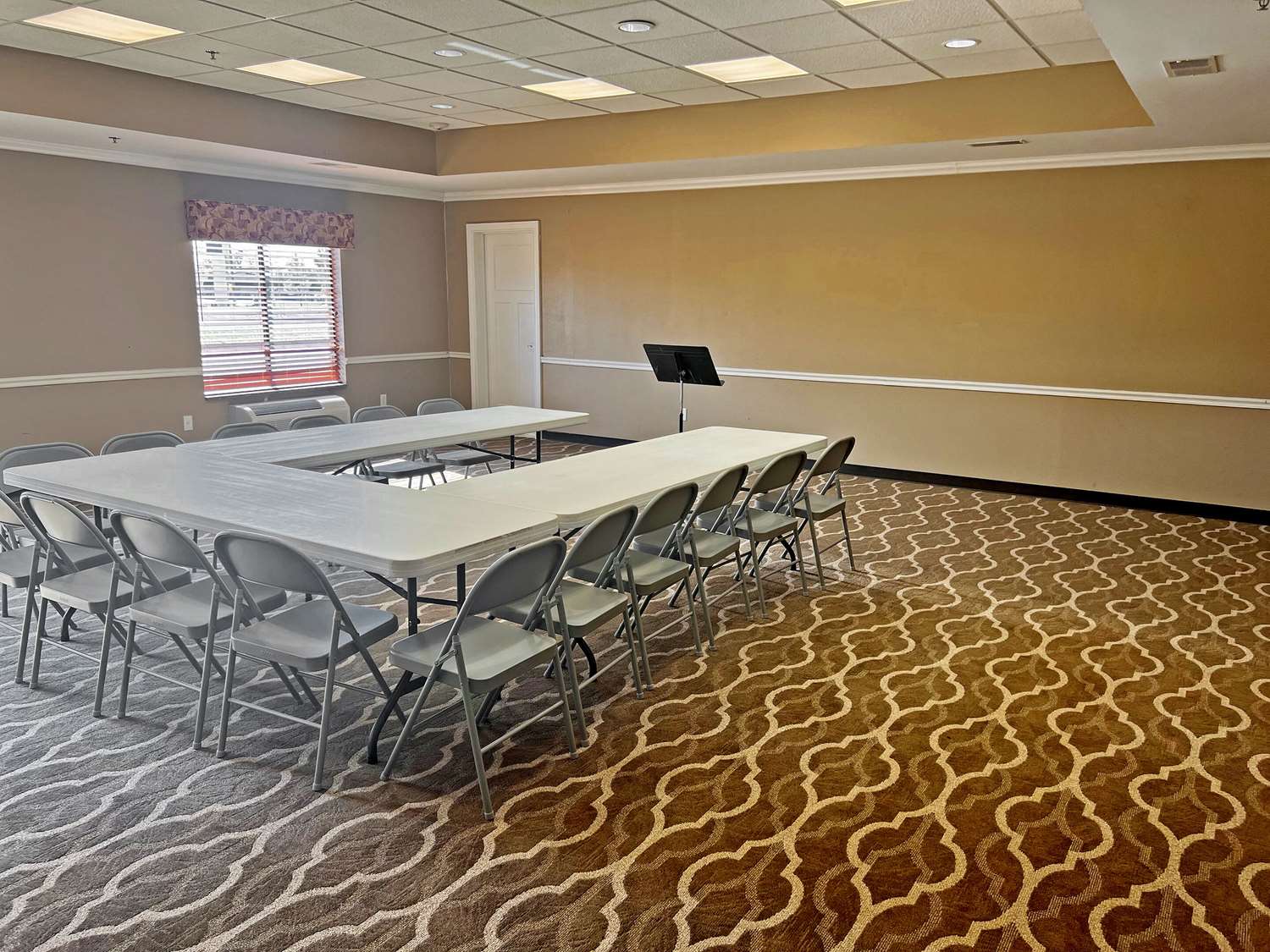 Comfort Inn and Suites Carbondale University Area 29/34