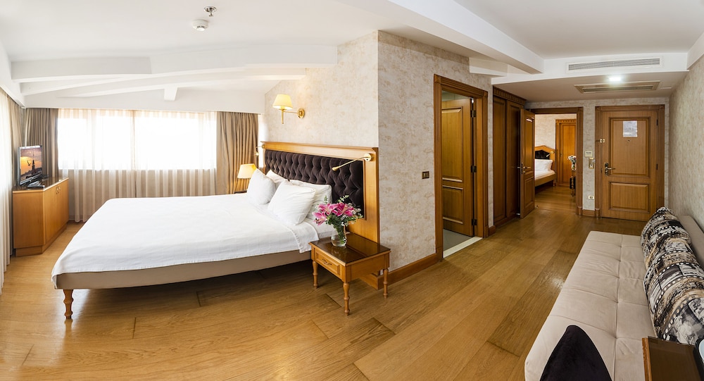Aprilis Hotel 12/50