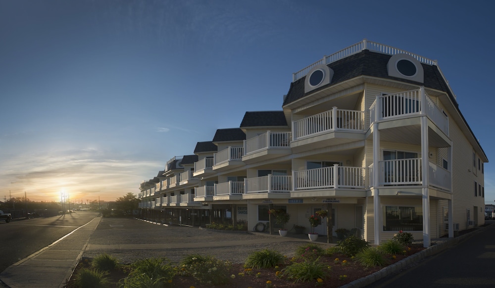Drifting Sands Oceanfront Hotel 2/70