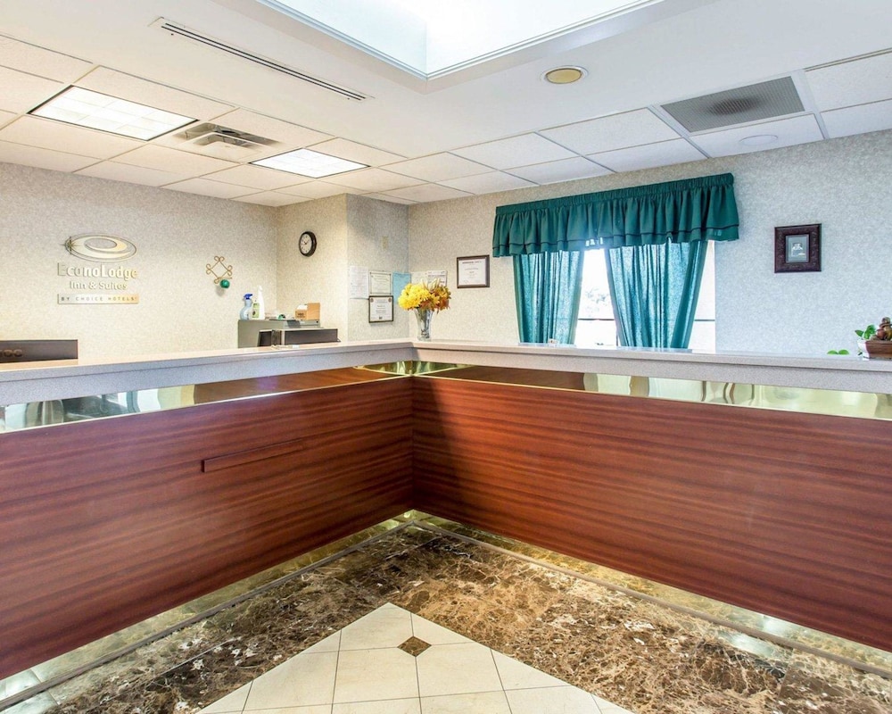Econo Lodge Inn & Suites Marietta near Dobbins ARB 7/45