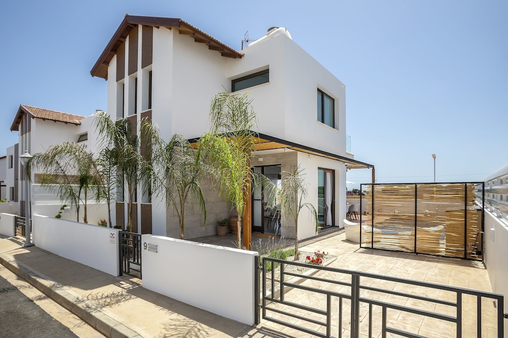 Chris Le Mare Luxury Villa 35/37