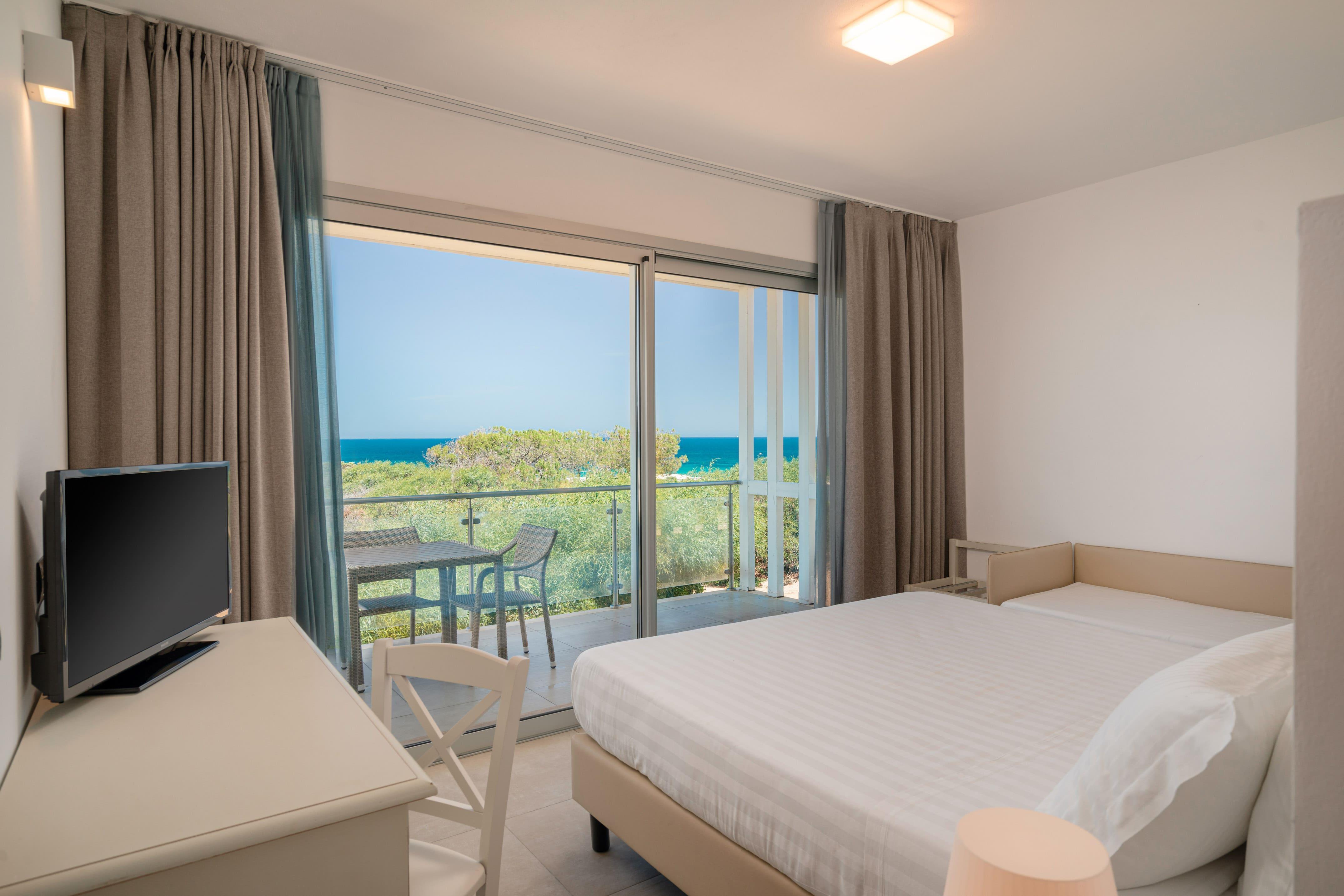 غرفة ثلاثية بإطلالة على البحر، Bellevue Sardinia Resort Affiliated by Melia 2/6