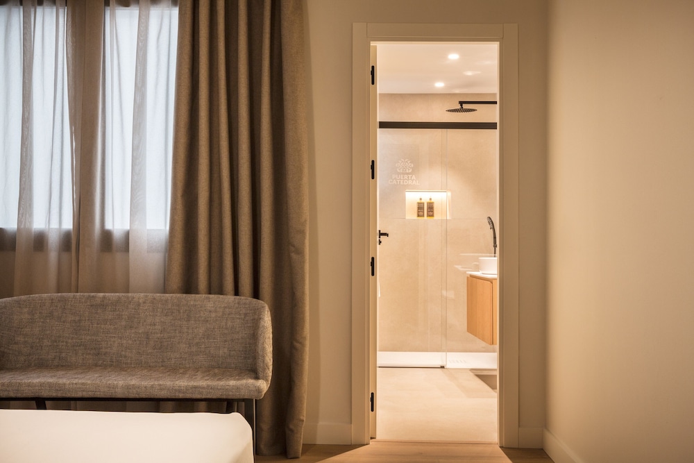 PUERTA CATEDRAL SUITES 8/50
