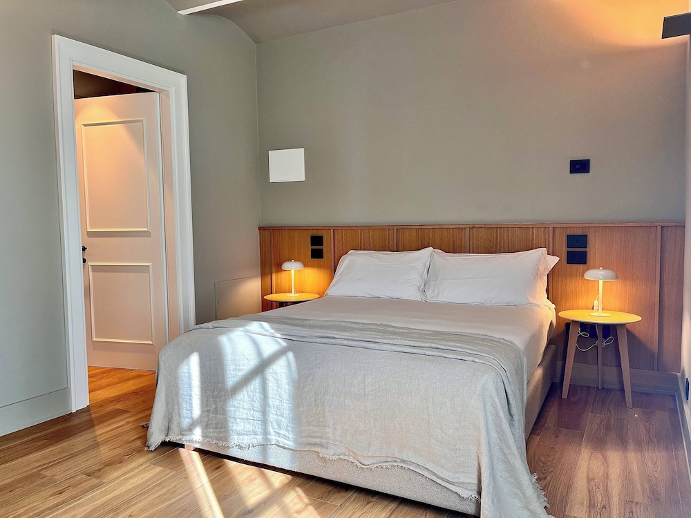 Basic, Queen Bed