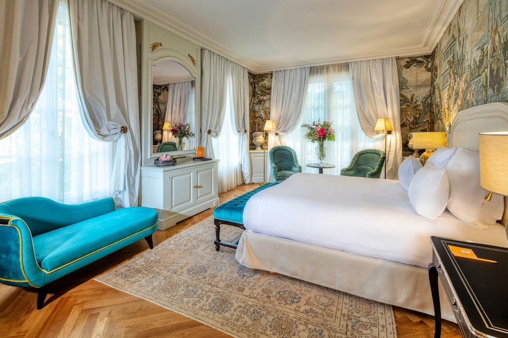 DELUXE, DOUBLE OR TWIN BED