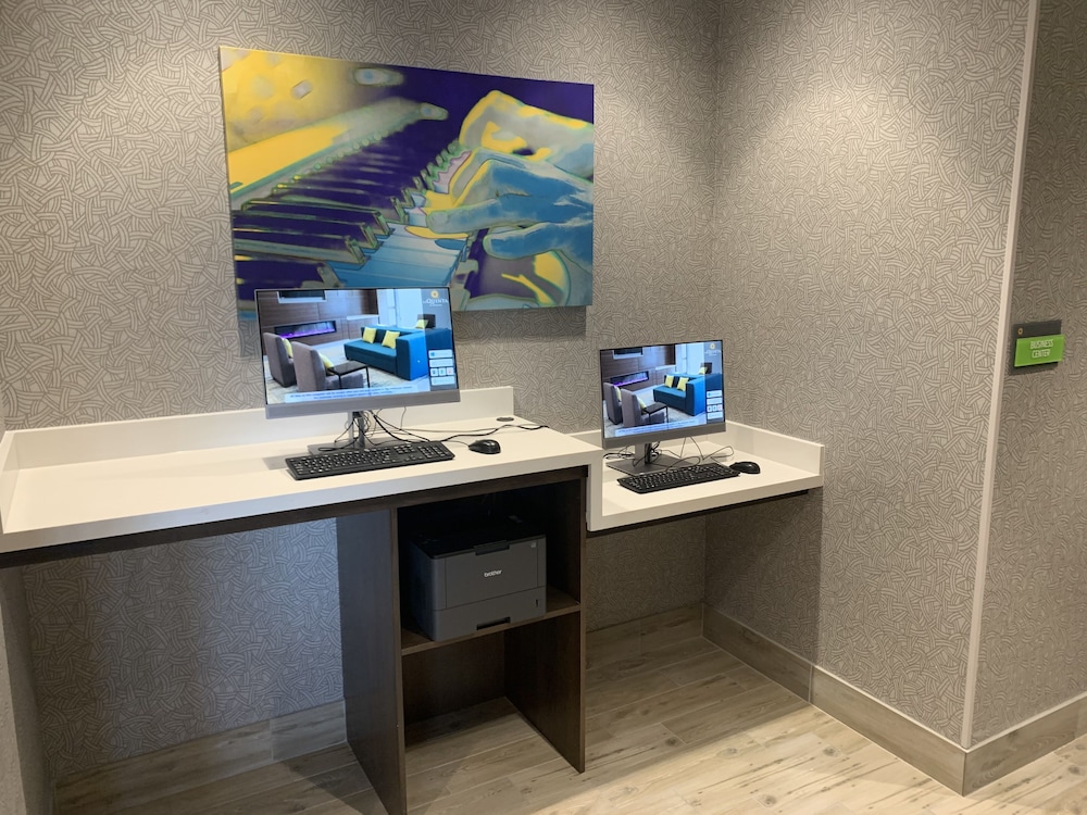 La Quinta Inn & Suites by Wyndham Kansas City Beacon Hill 8/44