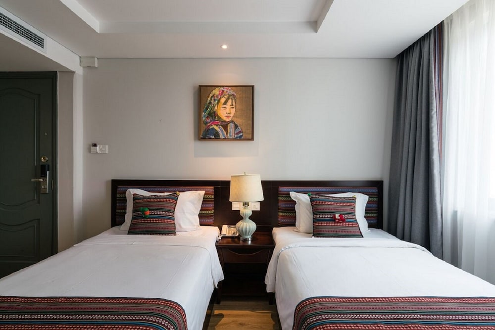 Au Lac Center Hotel 8/50