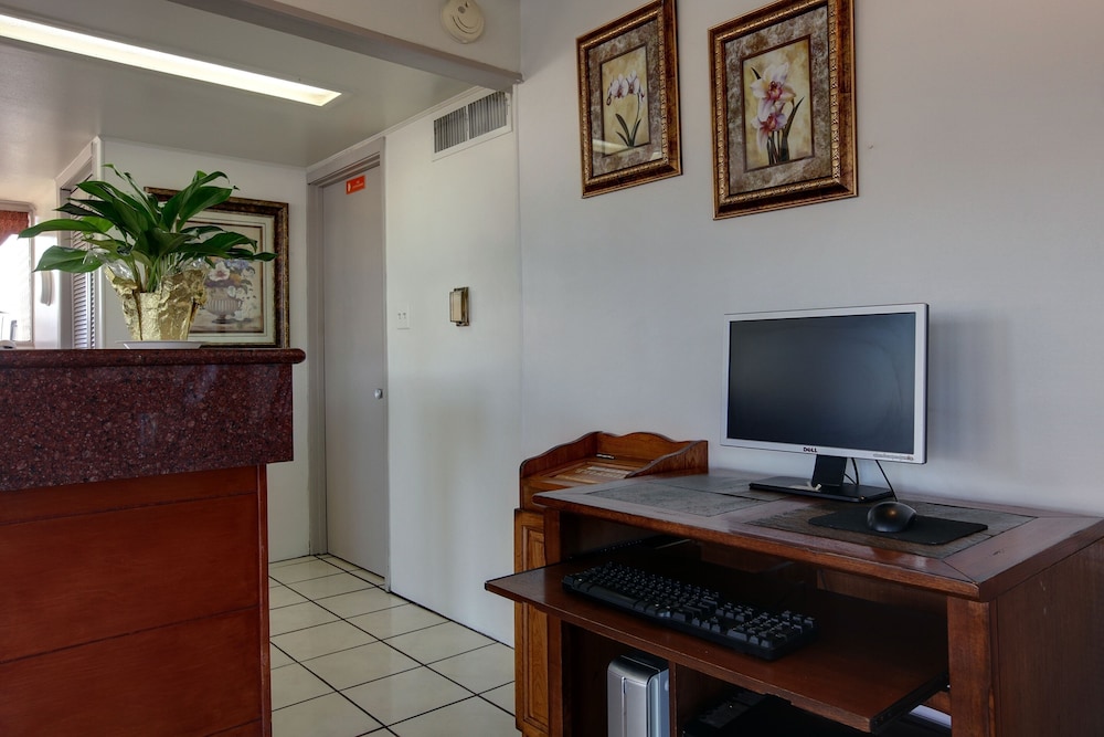 Americas Best Value Inn Uvalde 26/31