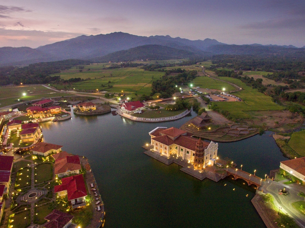 Las Casas Filipinas De Acuzar 42/50