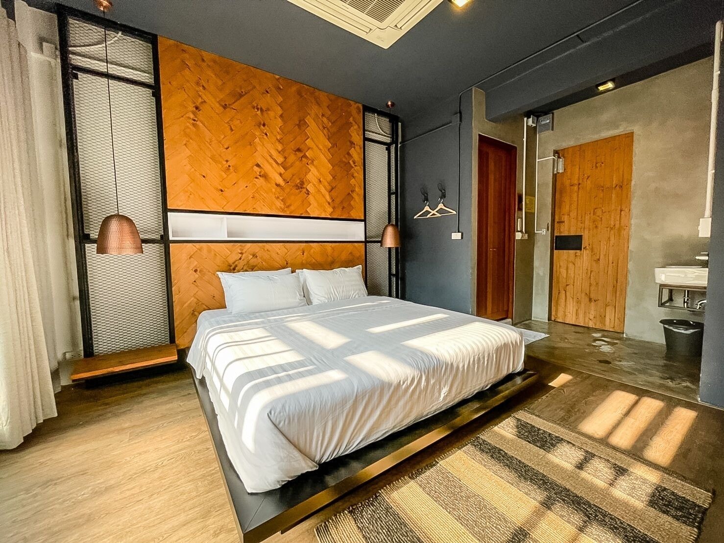 ROOM, KING BED