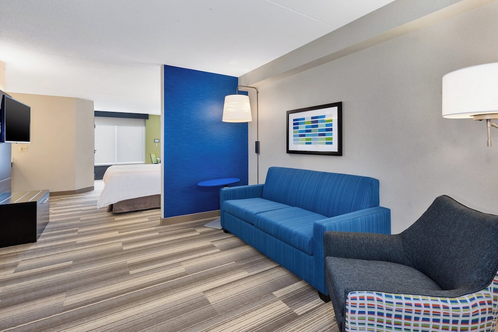 Holiday Inn Express Suites Blackburg University Area 40/74