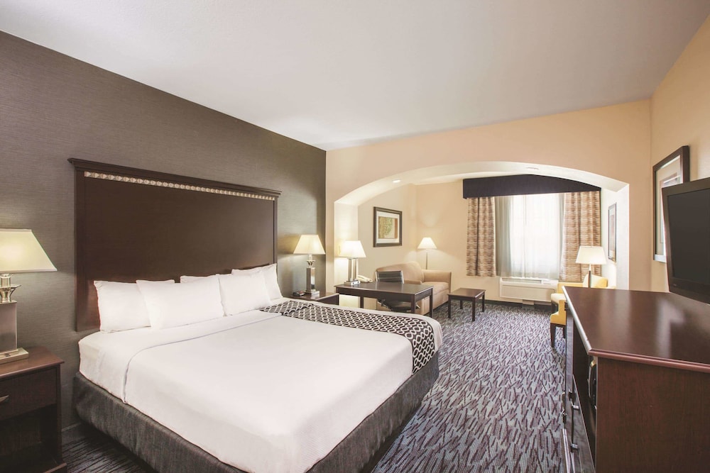 La Quinta Inn & Suites by Wyndham Allen at The Village 10/32
