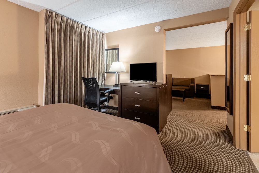 Quality Inn & Suites Cincinnati Uptown Norwood 25/45