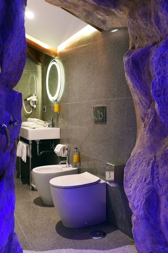 Vogue Hotel 48/50