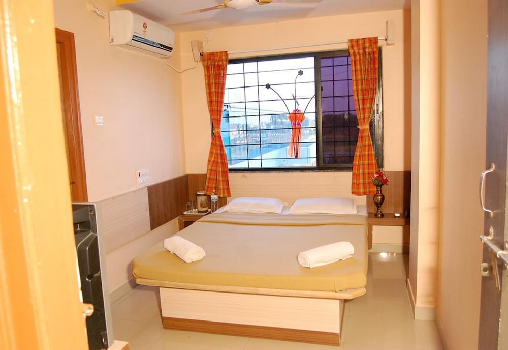 Hotel Utsav 7/24