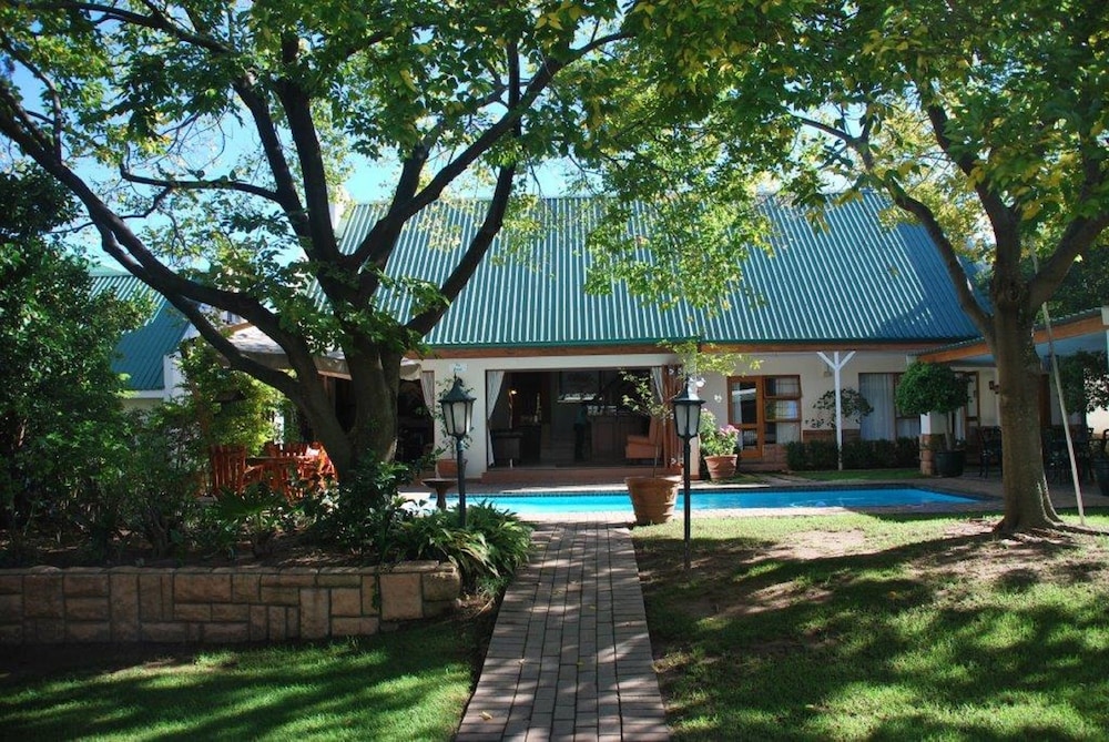Sunninghill Guest Lodge 28/36