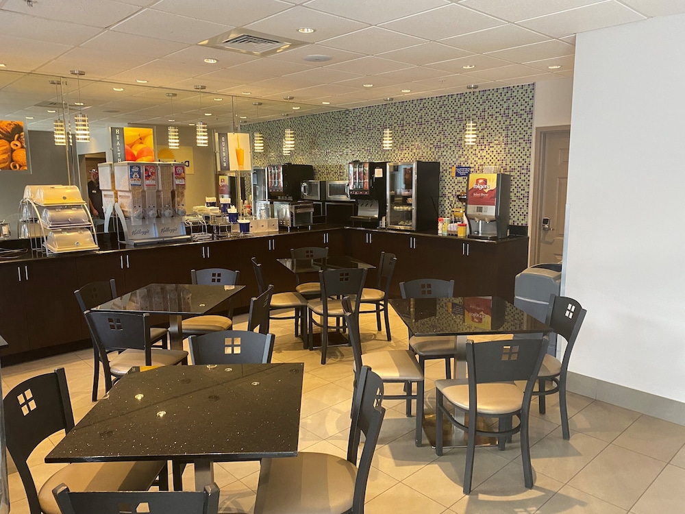 Days Inn & Suites By Wyndham Bonita Springs North Naples 15/28