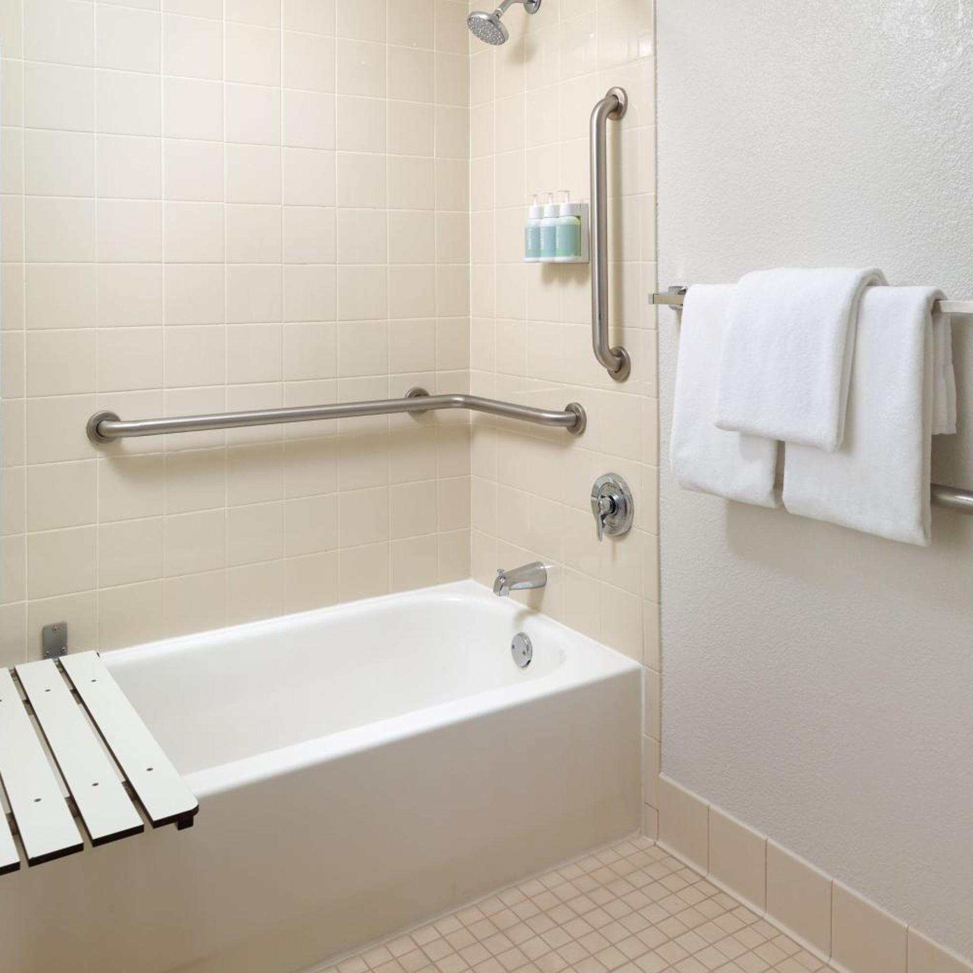 غرفة بسريرين مزدوجين بحوض استحمام لذوي الإعاقة، Courtyard by Marriott Orlando International Drive/Convention Center 5/5