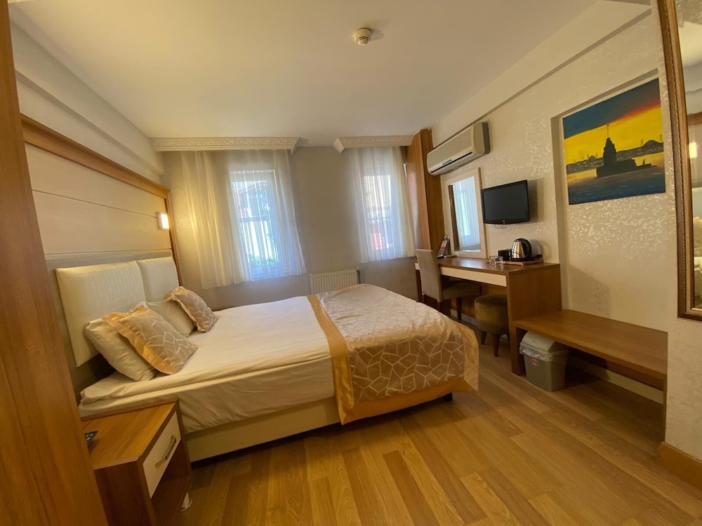 STANDARD, DOUBLE BED, CITY VIEW