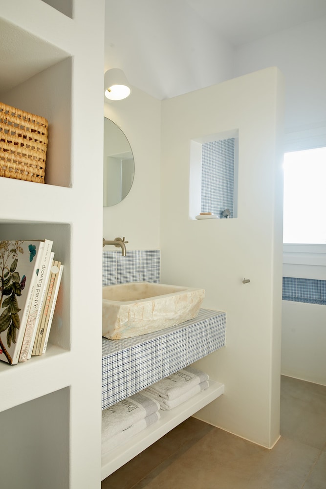 Milos Breeze Boutique Hotel 48/50