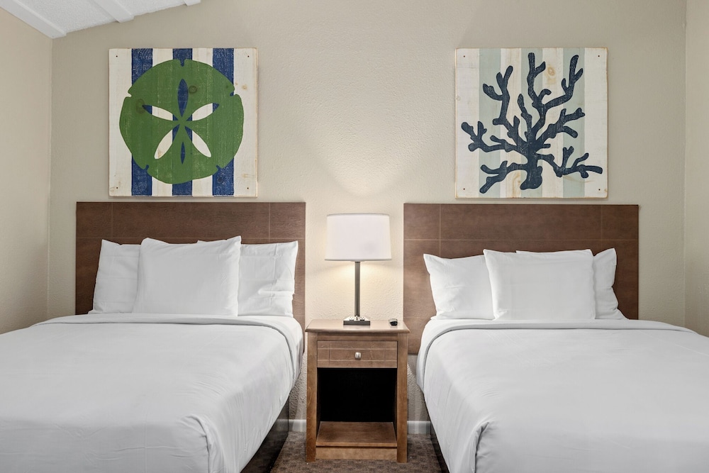 1 Bedroom, Suite, 3 Double Beds, Partial View, Sofa