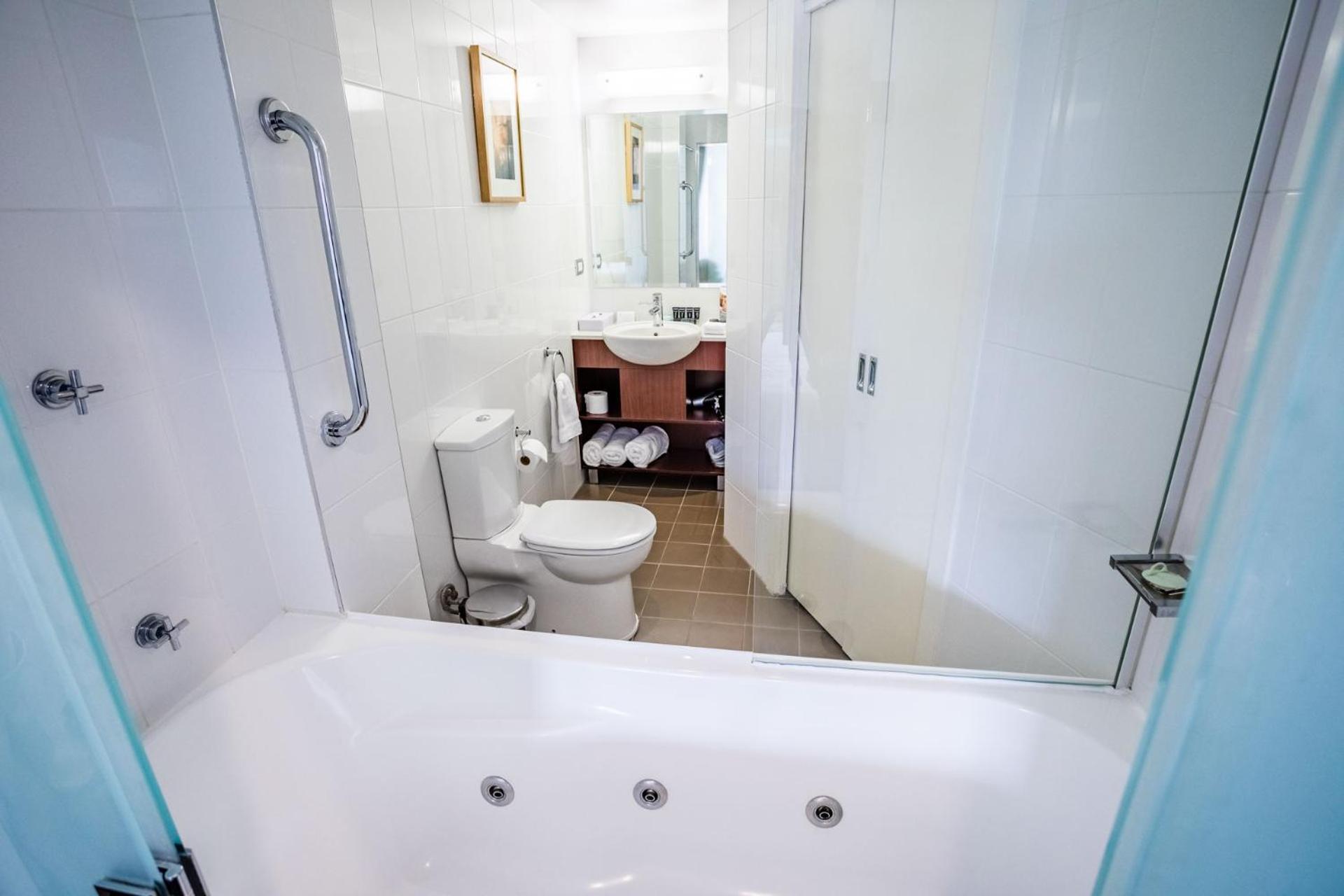 2 Bedrooms, Apartment, Double Bed, Balcony, Amora Herencia Riverwalk Melbourne 9/10