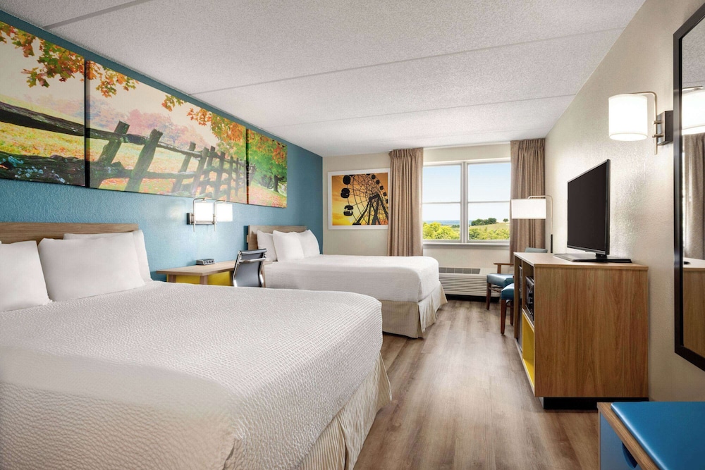 Standard, Single, 2 Queen Beds