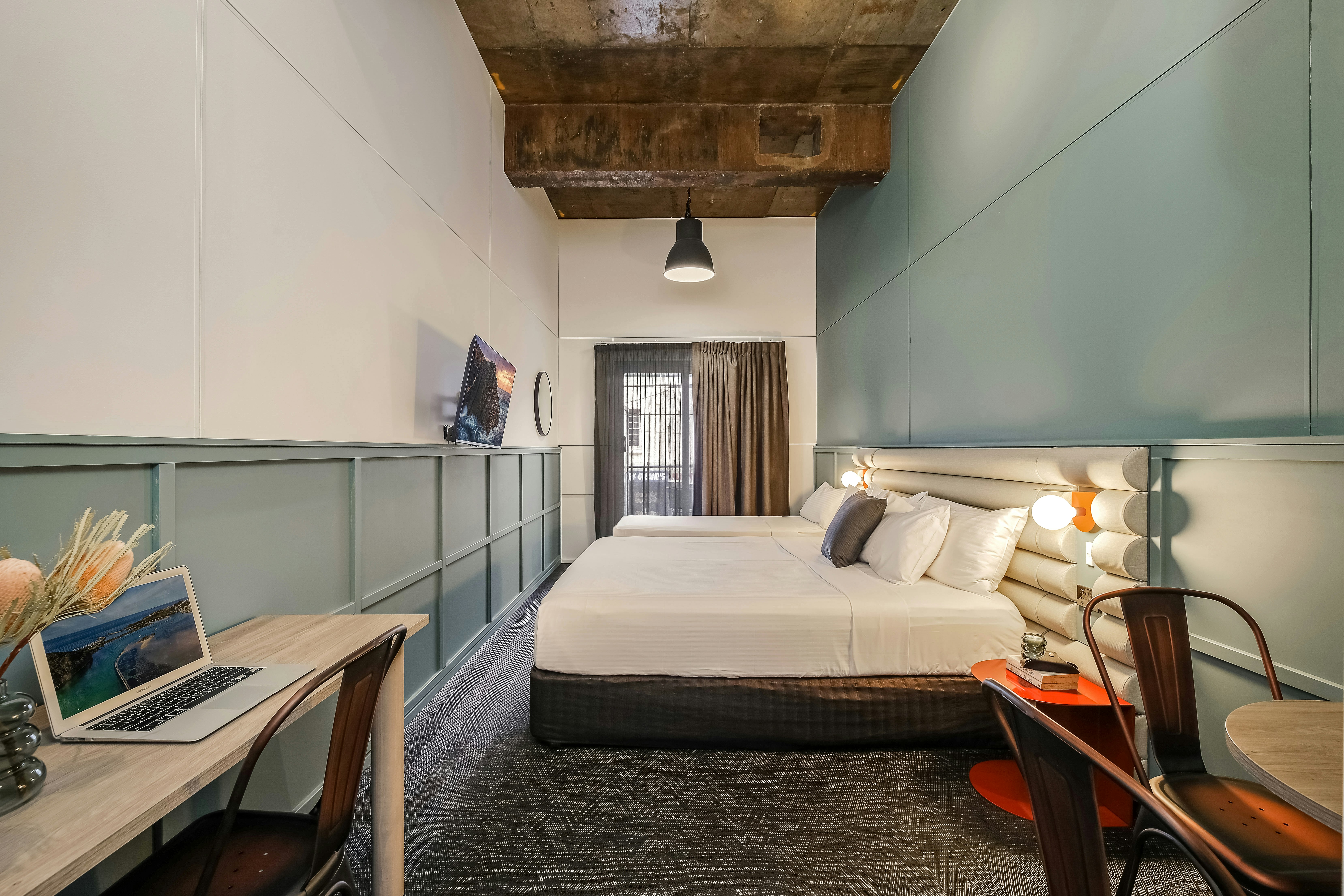 SUITE, TRIPLE, KING BED