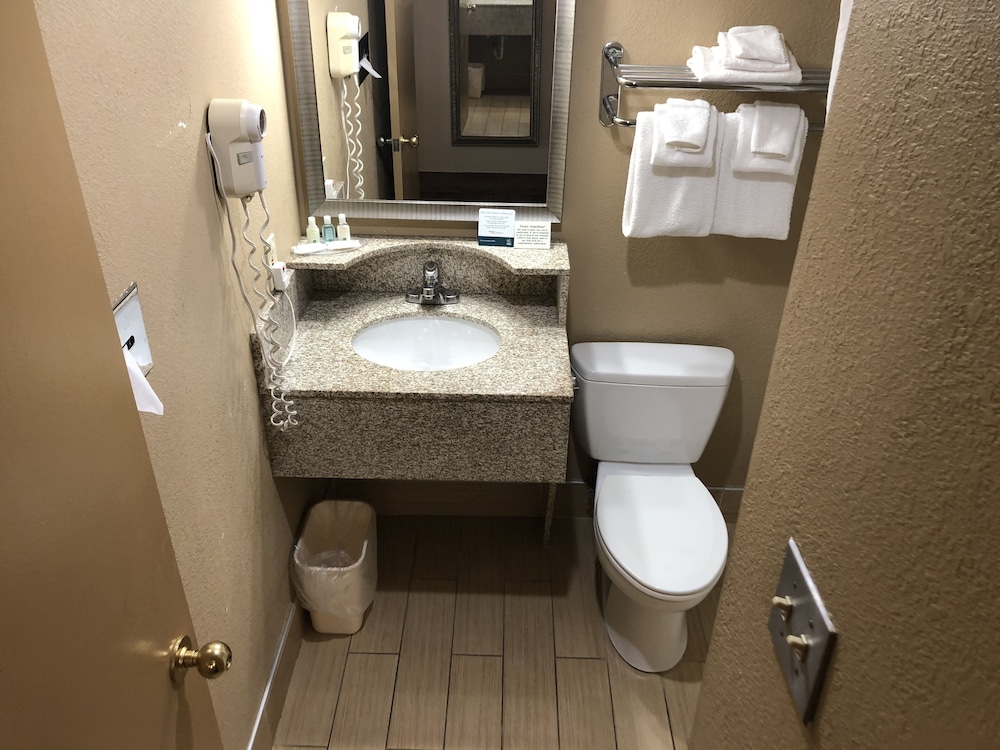 Quality Inn Near Joint Base Andrews-Washington Area 12/36