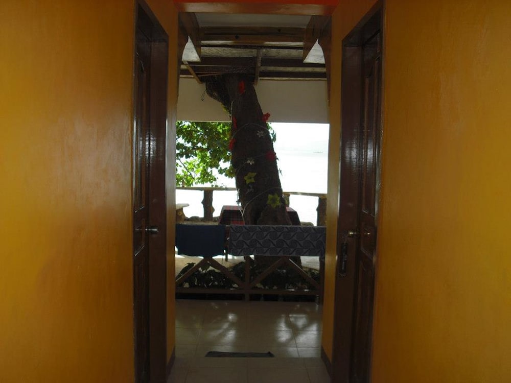 La Casa Teresa Beach Resort 10/30