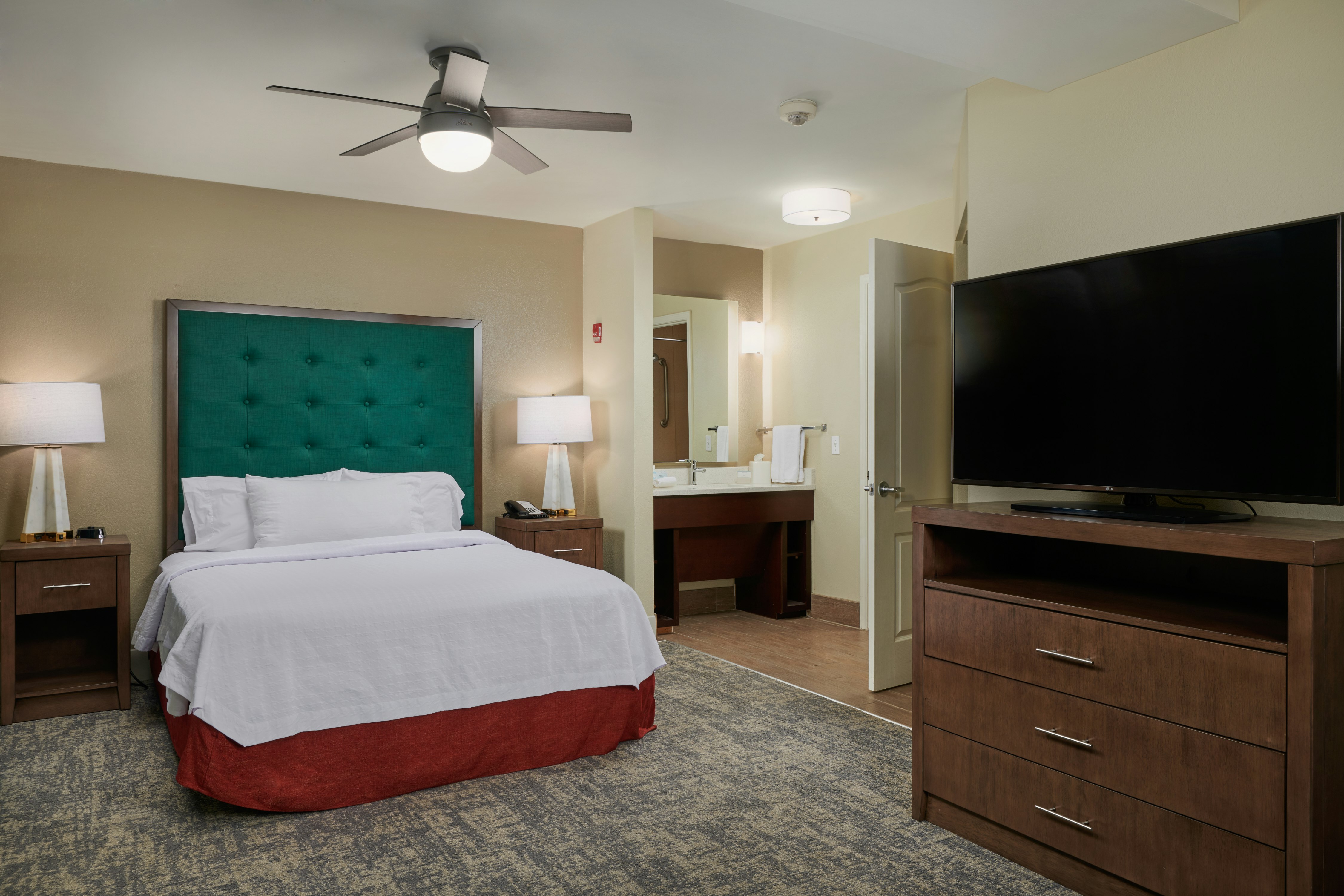 STUDIO, QUEEN BED, ACCESSIBLE