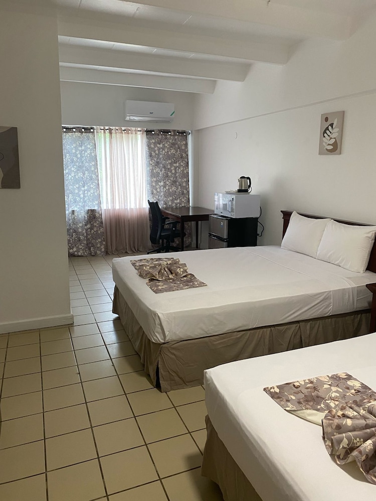 Pineapple Court Hotel 6/36