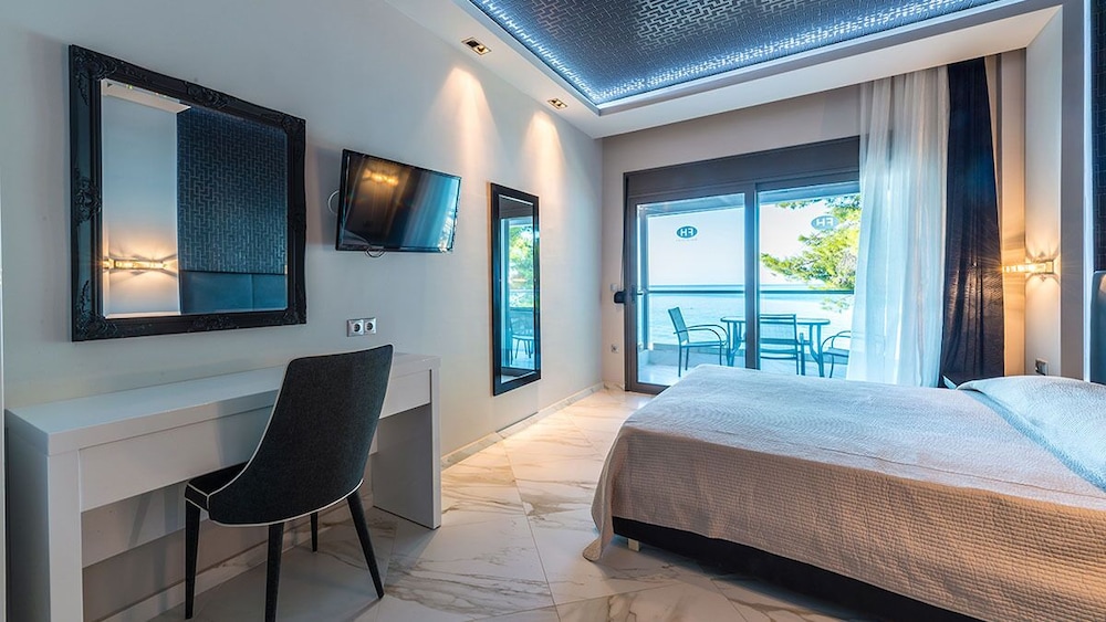 Flegra Beach Boutique Apartments 7/48