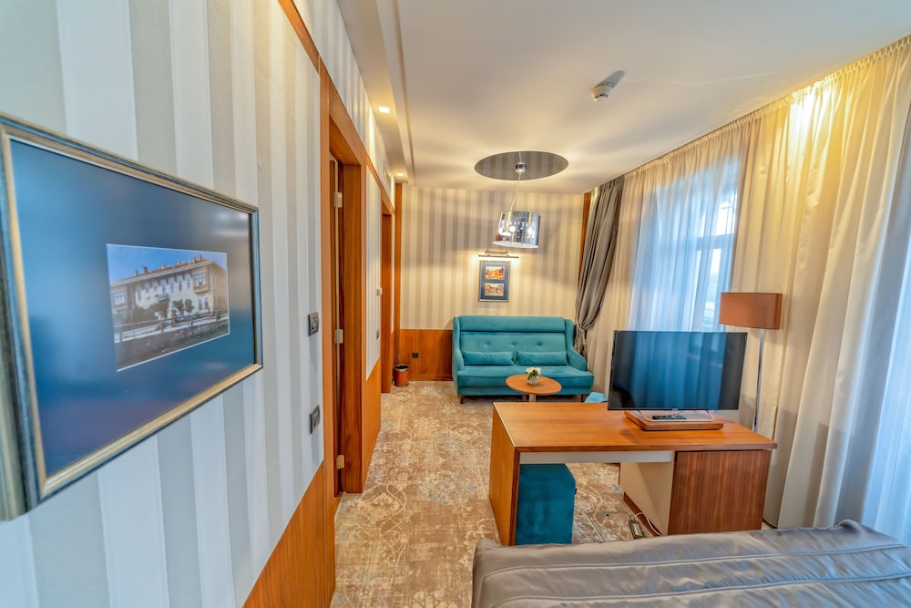 HERITAGE HOTEL KRONE 68/77