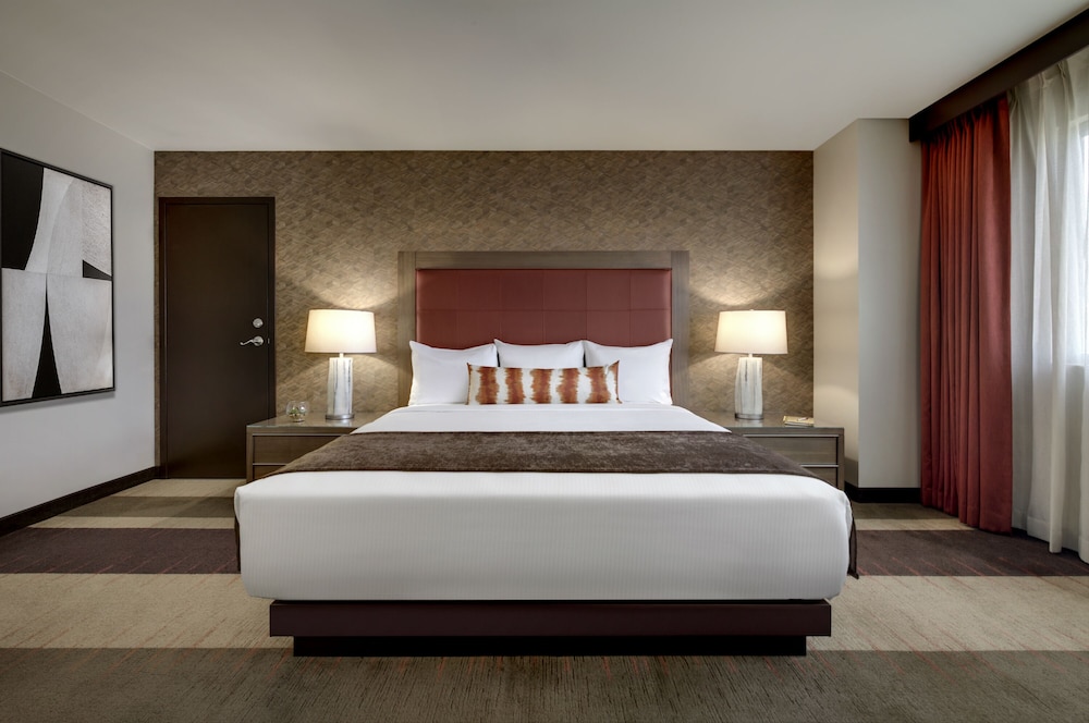 DELUXE, KING BED