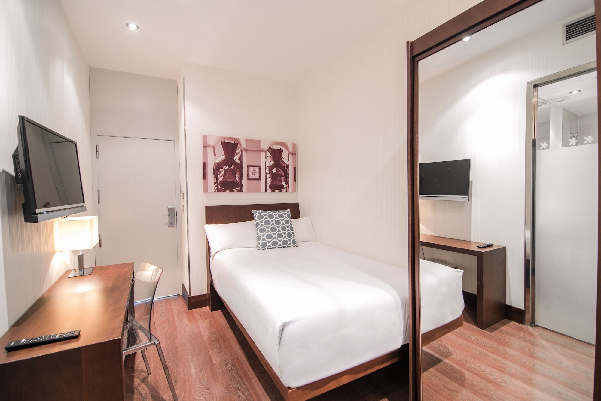 ROOM, SINGLE