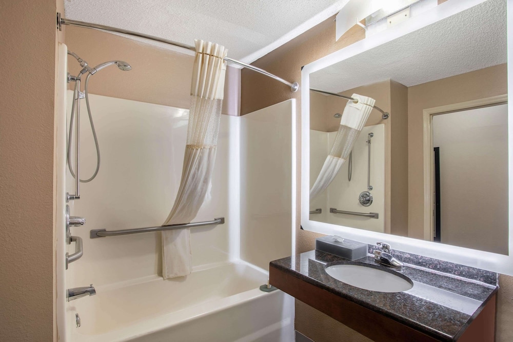 MainStay Suites Decatur River City 9/43