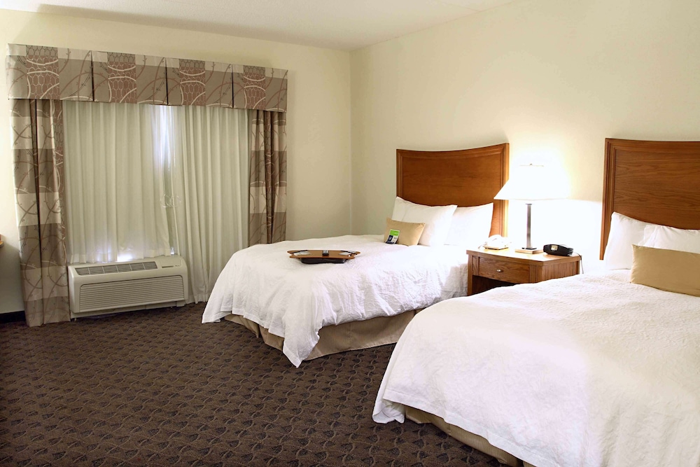 Hampton Inn & Suites Chesapeake-Square Mall 12/41