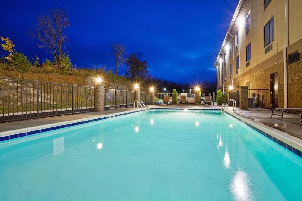 Holiday Inn Express Troutville - Roanoke North 8/60