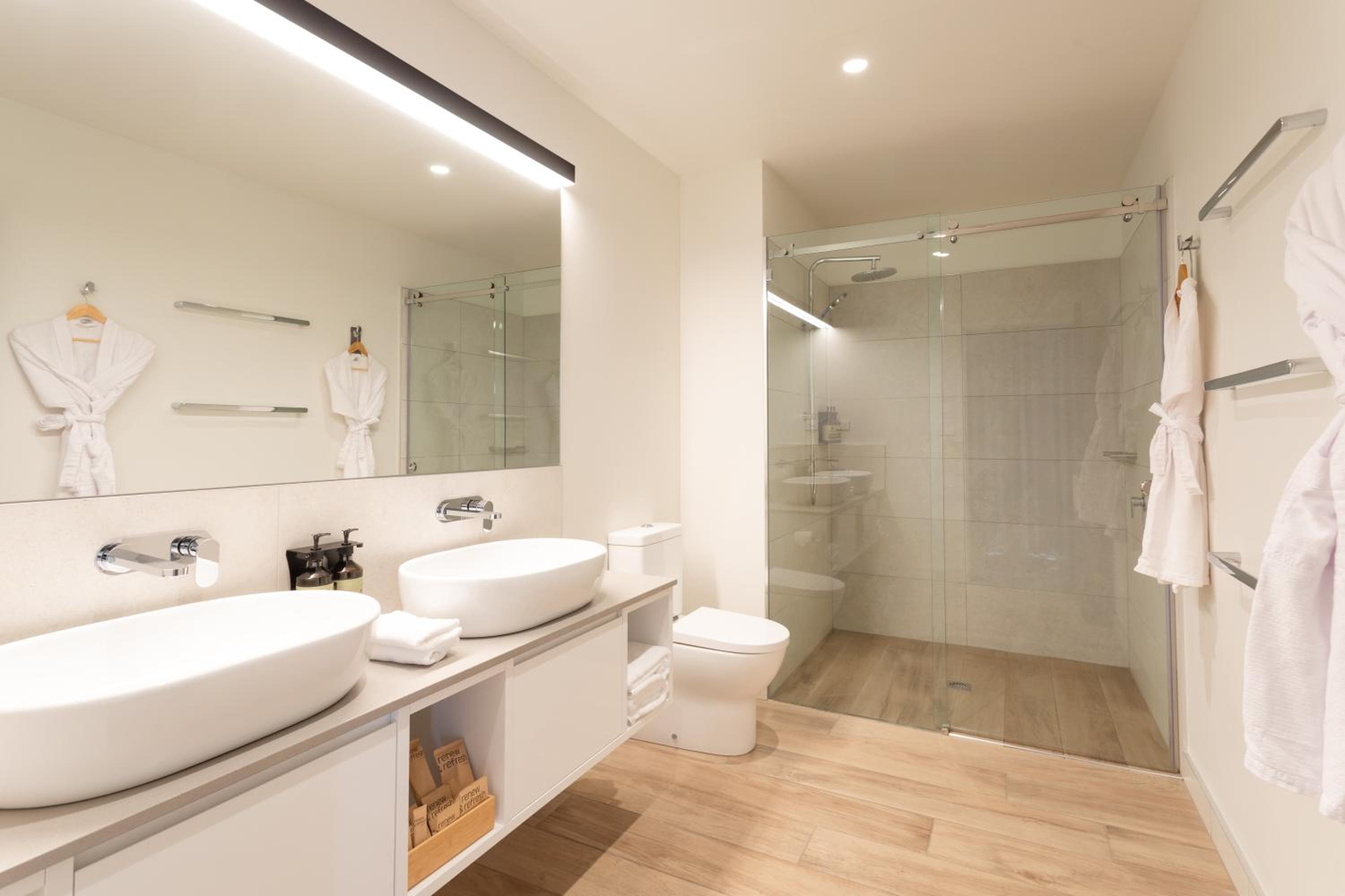 2 Bedrooms, Tamar River, Suite, 2 King Beds, 2 Sofa، Peppers Silo Launceston 8/9