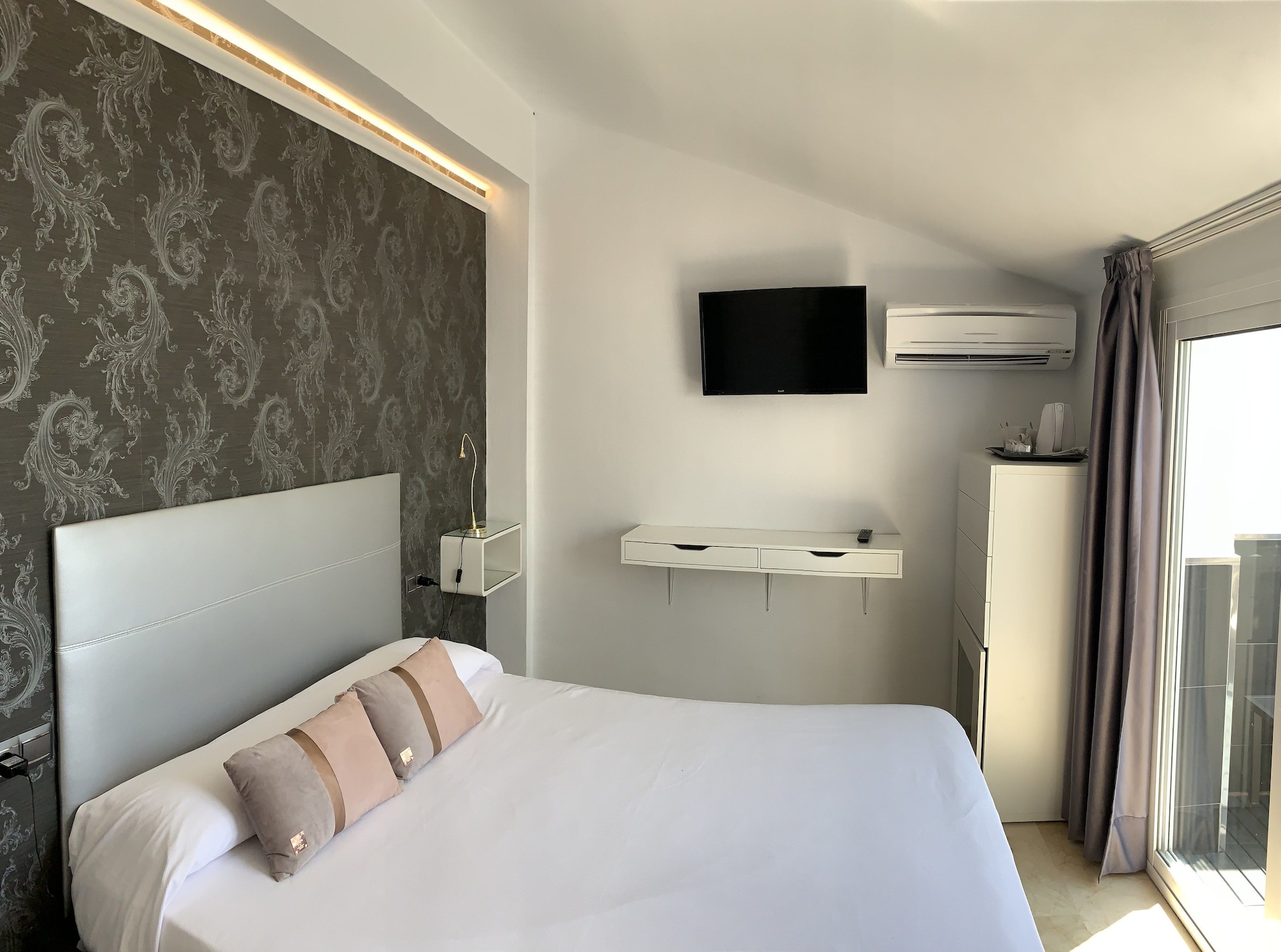 hostal abril