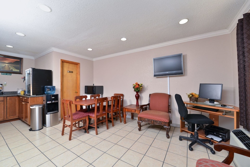 Americas Best Value Inn Indianola 16/26